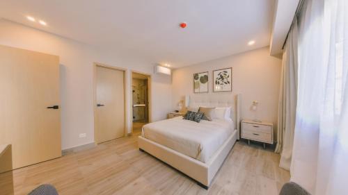 Кровать или кровати в номере Fully Serviced Apartment at Regatta Living II - 905