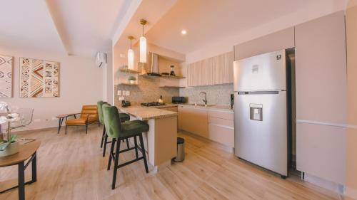 Кухня или мини-кухня в Fully Serviced Apartment at Regatta Living II - 905
