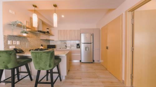 Кухня или мини-кухня в Fully Serviced Apartment at Regatta Living II - 905
