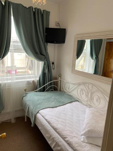 Postel nebo postele na pokoji v ubytování A & B Guest House Cambridge Ltd
