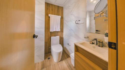 a bathroom with a toilet and a sink at Fully Serviced Apartment at Regatta Living II - 907 in Santo Domingo