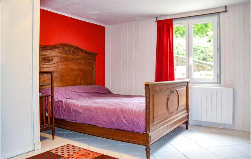 1 dormitorio con cama y pared roja en Cozy Apartment In Chambornay-ls-pin With Outdoor Swimming Pool, 
