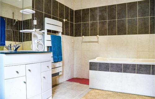 y baño con lavabo y bañera. en Cozy Apartment In Chambornay-ls-pin With Outdoor Swimming Pool, 