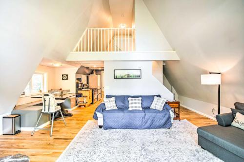 Cozy Northville Home with Dock, Lake Access and Views! في Benson: غرفة معيشة مع أريكة ومطبخ