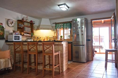 eine Küche mit einer Theke und einem Kühlschrank in der Unterkunft La Casita in La Guancha