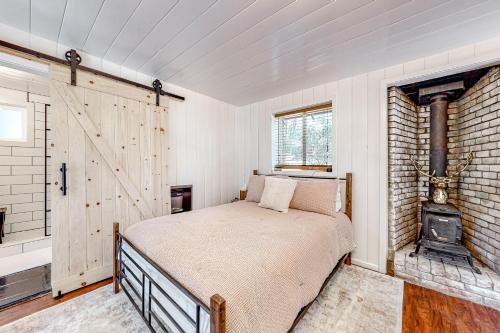 Un pat sau paturi într-o cameră la Double View Lodge