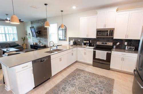 B - New 4 Bedroom Home - 5 Miles to Disney - Free Water Park - Private Pool photo 133