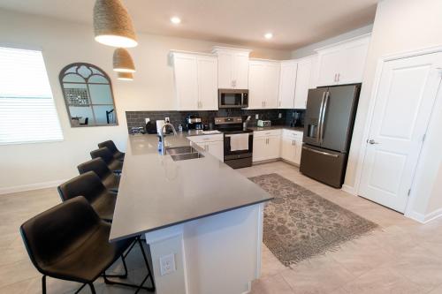 B - New 4 Bedroom Home - 5 Miles to Disney - Free Water Park - Private Pool photo 132