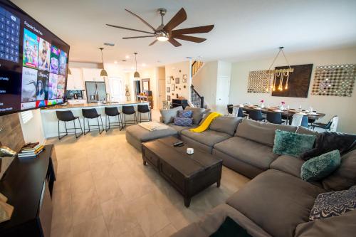 B - New 4 Bedroom Home - 5 Miles to Disney - Free Water Park - Private Pool photo 149