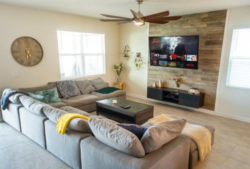 B - New 4 Bedroom Home - 5 Miles to Disney - Free Water Park - Private Pool photo 150