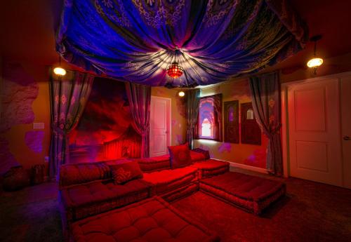 a living room with red furniture and a blue ceiling at B - New 4 Bedroom Home - 5 Miles to Disney - Free Water Park - Private Pool in Kissimmee