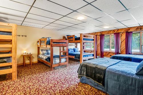 Habitación con 4 literas en una casa en The Bear Lodge, en Winchester