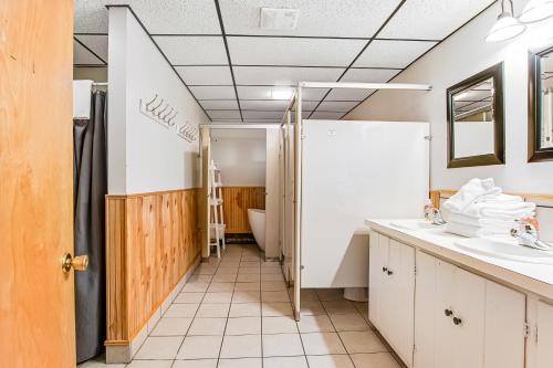 Un baño con dos lavabos y un inodoro. en The Bear Lodge, en Winchester