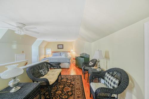 - un salon avec un lit, un canapé et des chaises dans l'établissement The Little House, à Annapolis