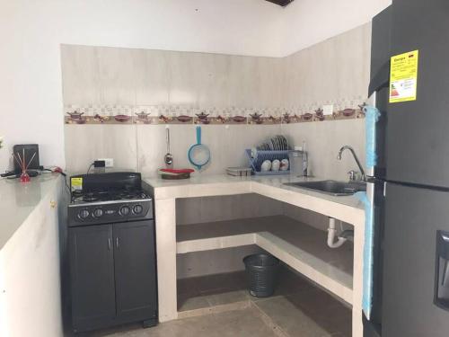 uma pequena cozinha com um fogão e um frigorífico em Donde Bris em Ríohacha