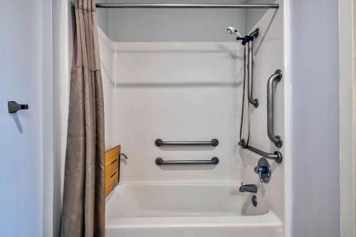 索伏的住宿－Studio 6-Sulphur, LA，带淋浴的浴室配有白色浴缸。