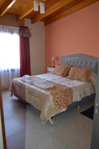 une chambre avec un grand lit dans une pièce dans l'établissement Susy Rental Depto N 3, à Malargüe