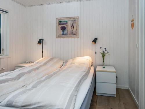 ボルコップにあるHoliday home Børkop IVのベッドルーム1室(ランプ2つ、テーブル2台付)