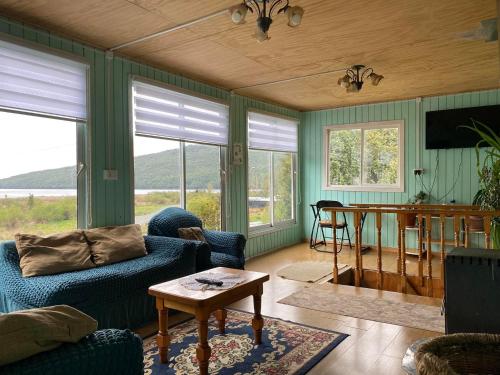 uma sala de estar com um sofá e uma mesa em Hostería Ensenada em Puyuhuapi