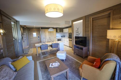 Cucina o angolo cottura di Résidence l'Hévana - Appartements de Prestige Méribel Centre