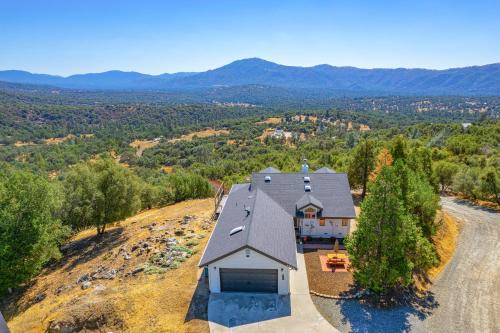 Hilltop Hideaway Cabin – Photos 2
