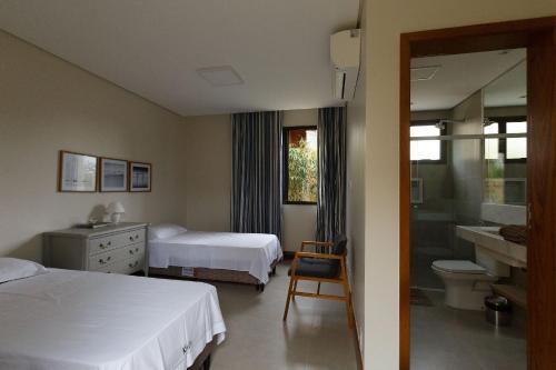 Pokój hotelowy z 2 łóżkami i łazienką w obiekcie Mansão luxuosa com área de lazer em Valinhos w mieście Valinhos
