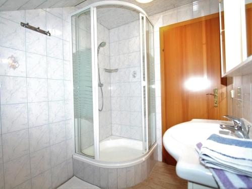 uma casa de banho com um chuveiro e um lavatório. em Schlossblick em Liebenfels