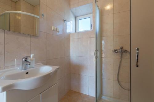 y baño con lavabo y ducha. en Holiday house with WiFi Rovinjsko Selo, Rovinj - 3431, en Rovinj