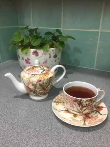 uma chávena de café e um bule de chá no balcão em Bird Abode em Maryborough