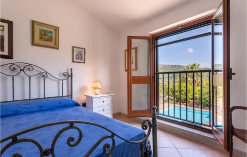 een slaapkamer met een bed en een balkon met uitzicht bij Amazing Home In Bosa With Kitchen in Bosa