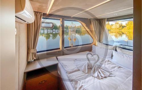 uma cama na parte de trás de um iate a motor em Nice Ship In Havelsee With House Sea View em Kützkow