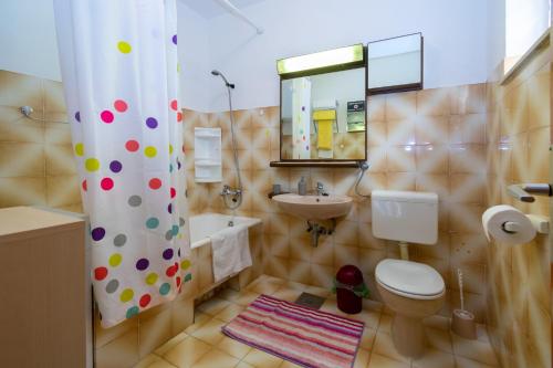 ein Badezimmer mit einem WC, einem Waschbecken und einem Spiegel in der Unterkunft Apartments by the sea Preko, Ugljan - 14917 in Preko