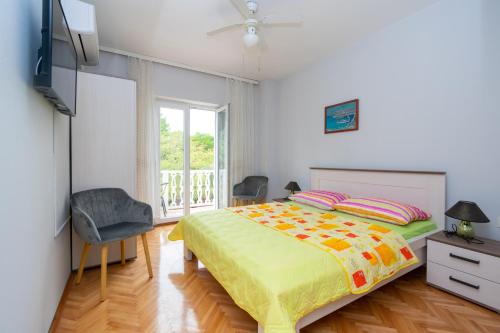 sypialnia z dużym łóżkiem i oknem w obiekcie Double Room Pasman 4309a w mieście Pašman