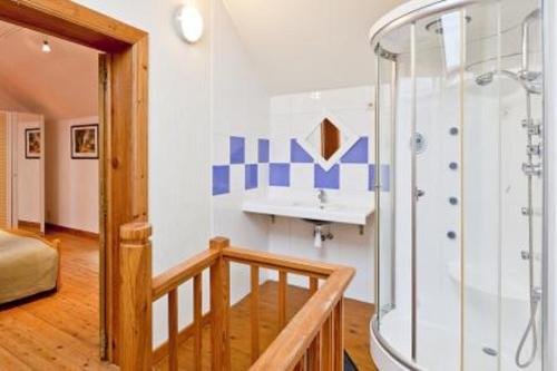 a walk in shower in a room with a staircase at Par Hasard in Maffe