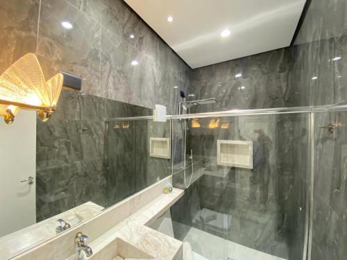 Ένα μπάνιο στο FABULOSO FLAT 225, 2 PISCINAS climatizadas, internet particular 500m Bertioga, Riviera de São Lourenço Flat Duplex inteiro, Adega, cozinha equipada completa serviço de hotelaria, serviço de praia nos finais de semana