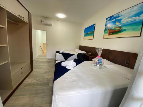 A bed or beds in a room at FABULOSO FLAT 225, 2 PISCINAS climatizadas, SKY com 170 canais,TV com Xbox, internet particular 500m Bertioga, Riviera de São Lourenço Flat Duplex inteiro, Adega, cozinha equipada completa serviço de hotelaria, serviço de praia,