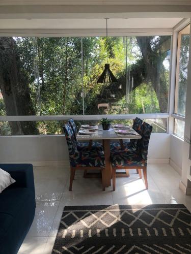 Ruang duduk di Charming Home 2 min. from Barigui Park