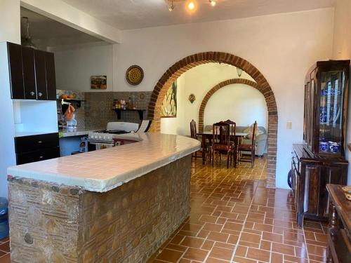 - une cuisine et une salle à manger avec une voûte dans une maison dans l'établissement HABITACIONES EN VALLARTA 6 CUADRAS MALECON, à Puerto Vallarta