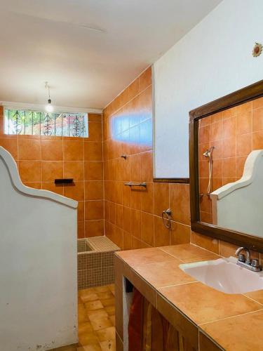 a bathroom with a sink and a mirror at HABITACIONES EN VALLARTA 6 CUADRAS MALECON in Puerto Vallarta