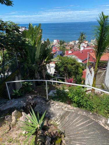 a view of a town with the ocean in the background at HABITACIONES EN VALLARTA 6 CUADRAS MALECON in Puerto Vallarta