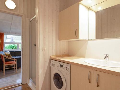 cocina con lavadora y fregadero en Three-Bedroom Holiday home in Grömitz 18, en Grömitz