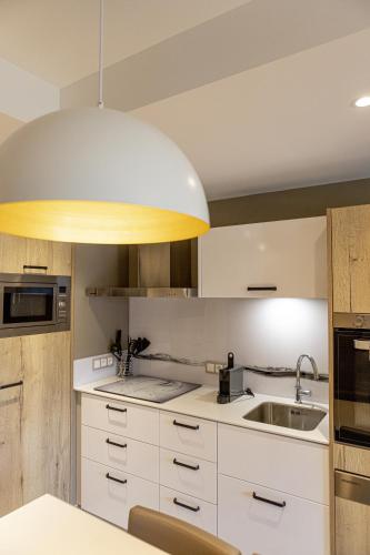 Cucina o angolo cottura di Résidence l'Hévana - Appartements de Prestige Méribel Centre