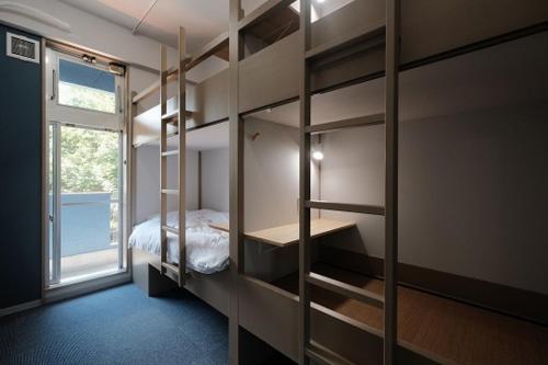 a room with a bunk bed and a window at 松代棚田ハウス 