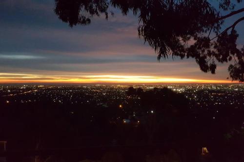 Φωτογραφία από το άλμπουμ του Family Home Prestigious Suburb Panoramic Views σε Glenunga