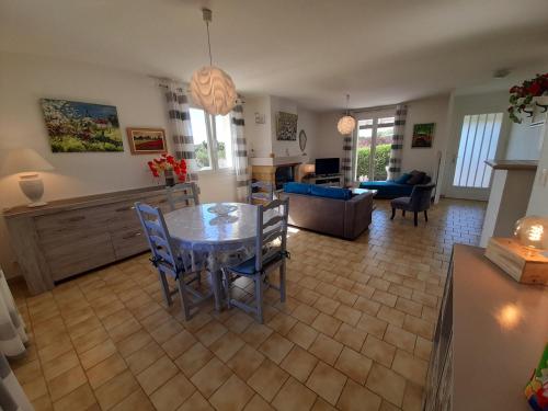 un salon avec une table et un canapé dans l'établissement Maison avec jardin près des Thermes, 2 chambres, équipements modernes, à La Roche-Posay - FR-1-541-33, à La Roche-Posay