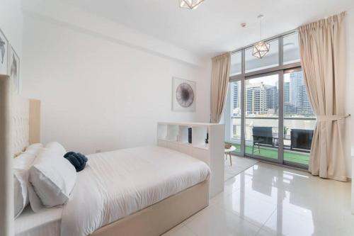 Postel nebo postele na pokoji v ubytování Classic Studio With Dubai Marina View