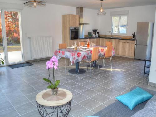 une cuisine et une salle à manger avec une table et des chaises dans l'établissement Gîte Confortable avec Jardin Privatif à Proximité des Châteaux de la Loire et Zoo de Beauval - FR-1-381-512, à Chenonceaux