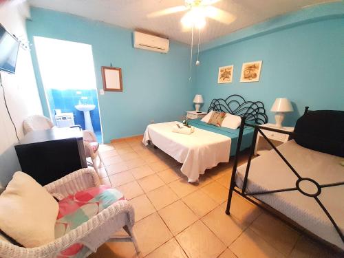 a bedroom with a bed and a table and chairs at Cerrito Tropical Eco Lodge in Taboga