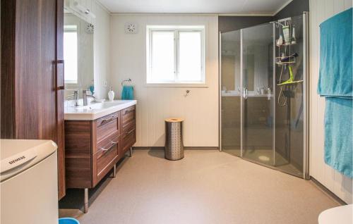 a bathroom with a sink and a shower at Pet Friendly Home In Hstveda With Wifi in Hästveda