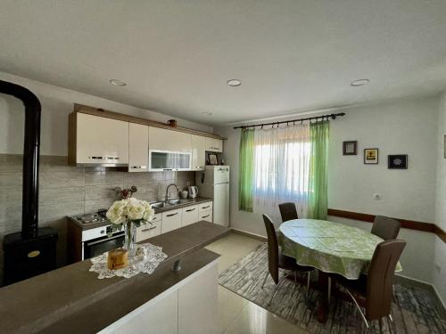 una cucina e una sala da pranzo con un tavolo e una sala da pranzo di Apartments Veli Rat a Veli Rat